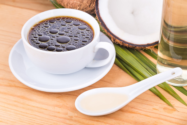 Куленепробивна кава з незайманою кокосовою олією на дерев'яному столі
 - Фото, зображення
