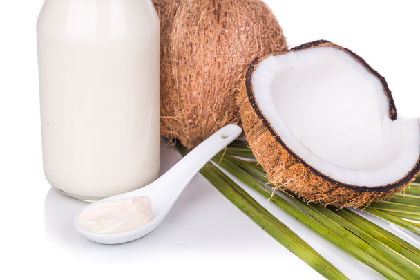 Jar containing coconut oil are used as cooking ingredient - Valokuva, kuva