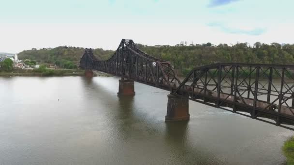 Puente de ferrocarril industrial en Pennsylvania occidental - Imágenes, Vídeo
