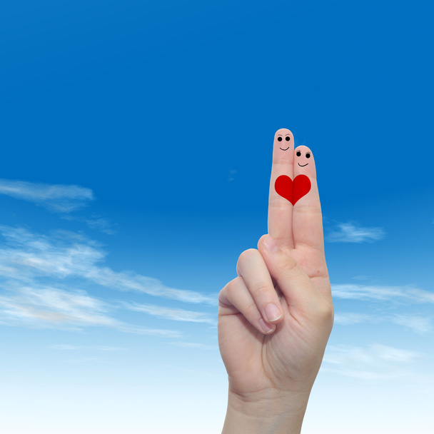  iki parmak ile kırmızı bir kalp boyalı  - Fotoğraf, Görsel