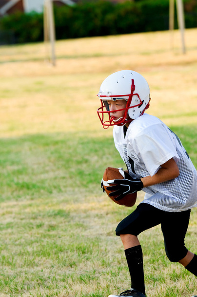 Jeune joueur de football attrapant ballon
. - Photo, image