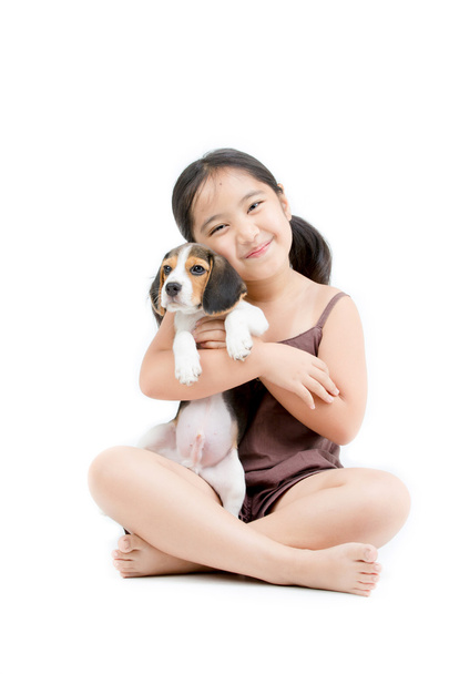Счастливая азиатка, играющая с щенком
 - Фото, изображение