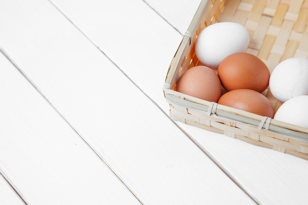 bir rustik ahşap tahta üzerinde kahverengi ve beyaz yumurta - Fotoğraf, Görsel
