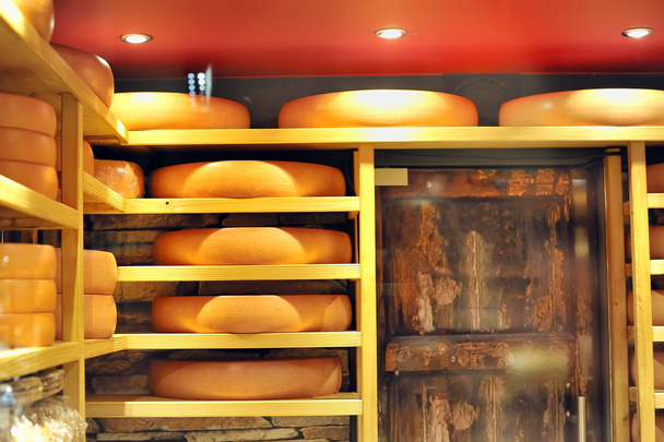 Almacenamiento de queso grande
 - Foto, Imagen