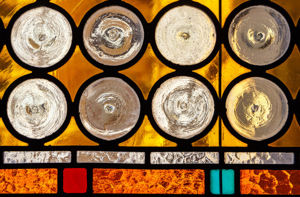 monivärinen lasimaalaus, jossa on pyöreät lohkot
 - Valokuva, kuva