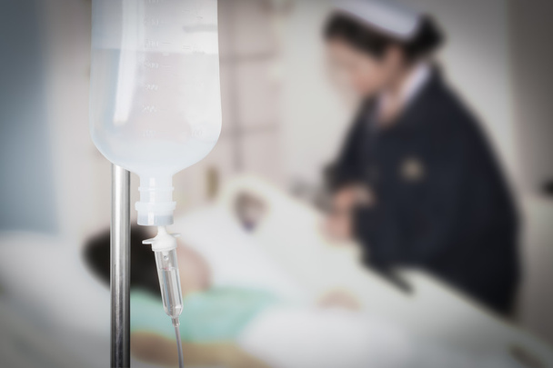 Hastane roo hastada serum fizyolojik çözümü ile infüzyon şişe - Fotoğraf, Görsel