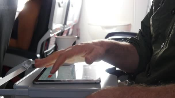 Человек с помощью планшета во время полета
 - Кадры, видео