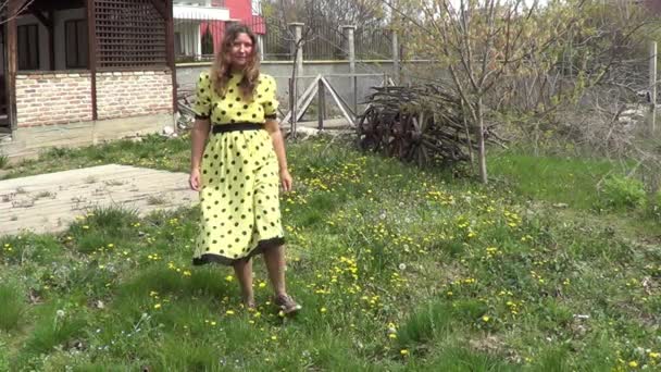 Γυναίκα picking πικραλίδες - Πλάνα, βίντεο
