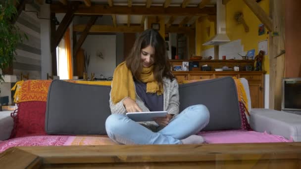  woman using tablet - Footage, Video