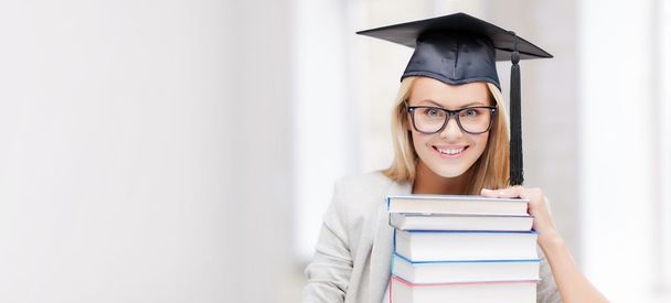 student in graduation cap - Foto, afbeelding