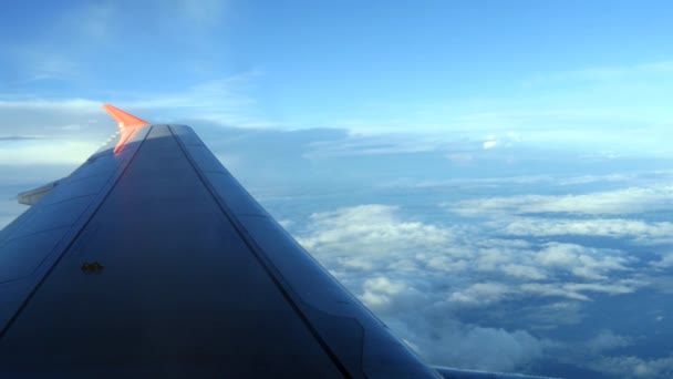 Ala de avión sobre nubes
 - Imágenes, Vídeo