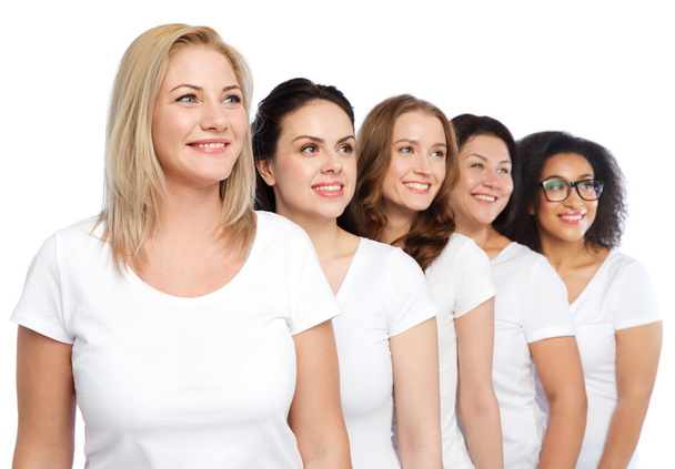 groep vrolijke verschillende vrouwen in witte t-shirts - Foto, afbeelding