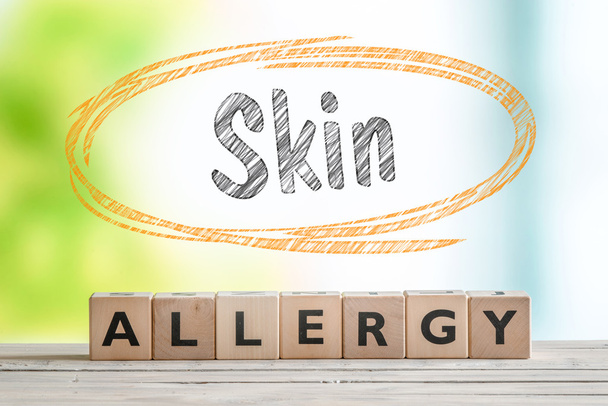Znak alergii skóry na drewnianym stołem - Zdjęcie, obraz