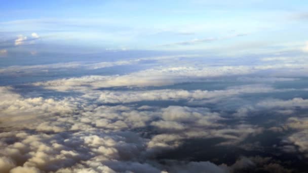 σύννεφα πέρα από τα όμορφα βουνά - Πλάνα, βίντεο