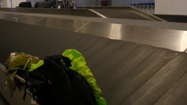 Gepäckstücke bewegen sich am Ankunftsband - Filmmaterial, Video