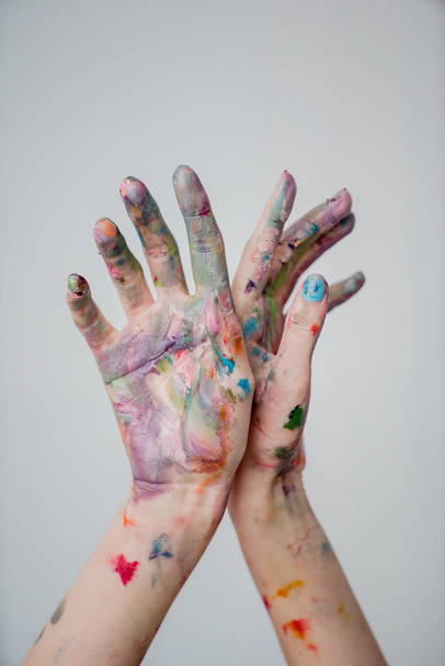 Hands of painter in colorful paints - Fotoğraf, Görsel