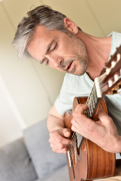 Man playing acoustic guitar - Fotografie, Obrázek