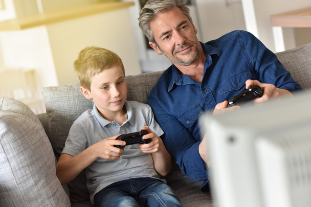 Father and son playing video game - Foto, immagini
