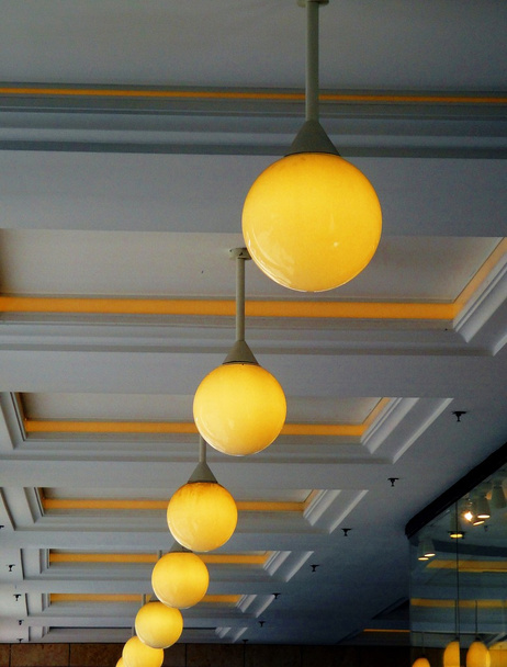 Série de lâmpadas na passagem
 - Foto, Imagem