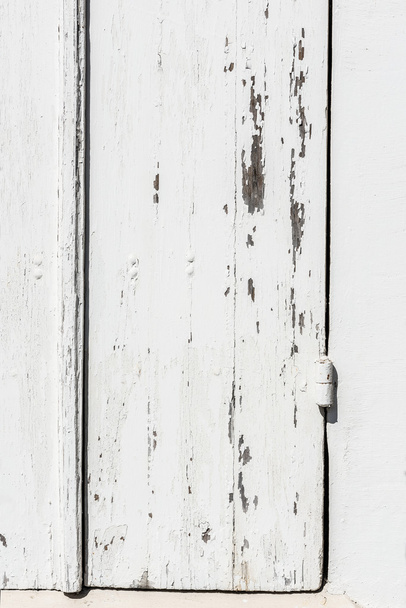 塗装の欠損、剥離と風化の白い木製のドア. - 写真・画像