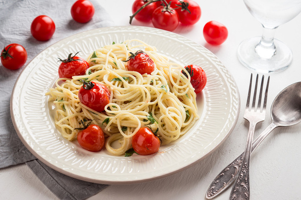 Pasta with cherry tomatoes - Фото, изображение