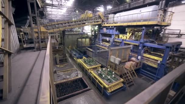 Industriële interieur van een enorme fabriek-gebouw. Inside view. - Video