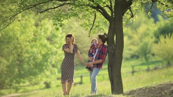 Gelukkige familie op de natuur - Video
