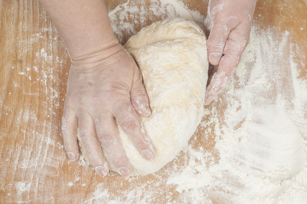 Le mani delle donne che preparano pasta di lievito fresca
 - Foto, immagini