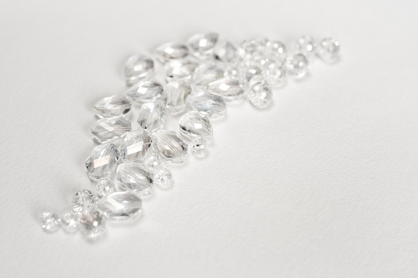 Perlas brillantes transparentes de vidrio sobre un fondo blanco
 - Foto, imagen