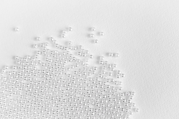 Placers gyöngyök hobbi fehér alapon - Fotó, kép