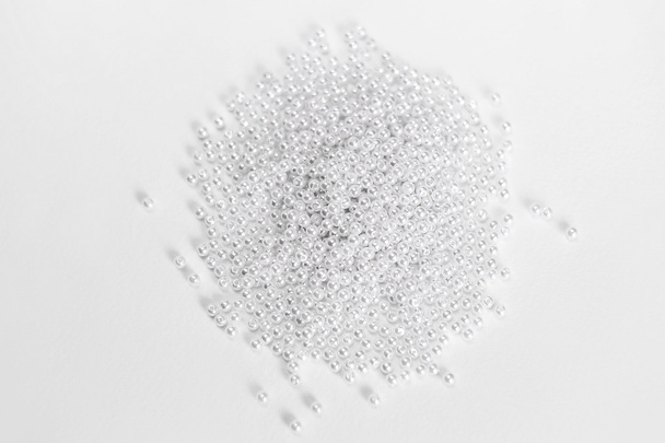 Μεταλλοφόρα κοιτάσματα χάντρες για χόμπι σε λευκό φόντο - Φωτογραφία, εικόνα