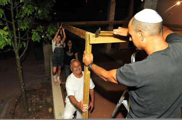 イスラエルの家族はユダヤ人の休日の準備庵 - 写真・画像