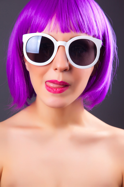 beautiful woman wearing colorful wig - Foto, imagen