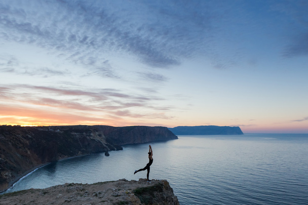 Femme pratiquant le yoga près de la mer
 - Photo, image