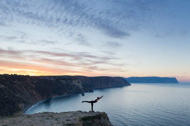 Mujer practicando yoga cerca del mar
 - Foto, imagen