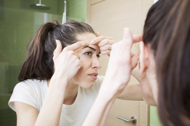 woman squeeze acne - Φωτογραφία, εικόνα