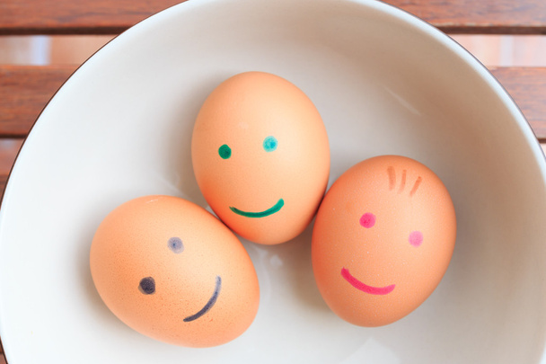 Три яйця в білій тарілці
 - Фото, зображення