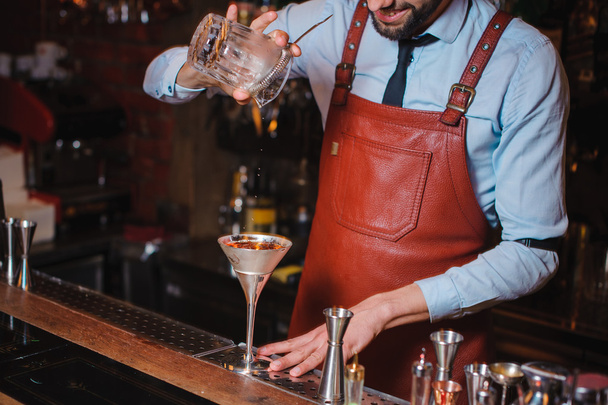 bartender pouring a cocktail into glass, close-up. - Foto, Imagem