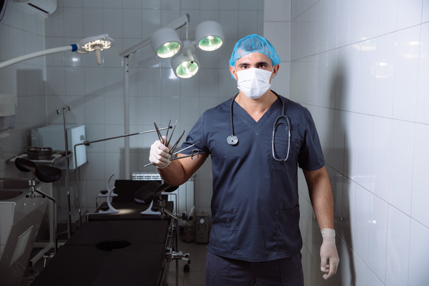 Surgeon man in operating room with medical tools in his hands - Foto, immagini