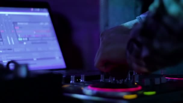 Hands of DJ which mixes music tracks PC mixer in nightclub 5 loop video - Záběry, video