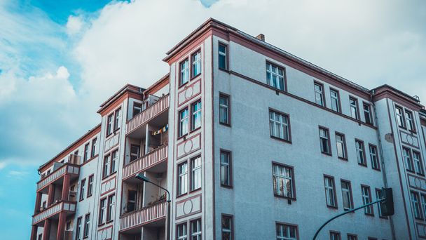 fachada branca do prédio de apartamentos em Berlim
 - Foto, Imagem