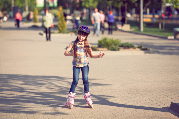 Attractive teenage girl roller skating in the park - Foto, imagen