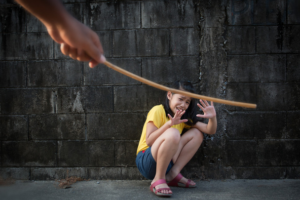 Prise de vue représentant des mauvais traitements ou des peines infligés aux enfants
 - Photo, image
