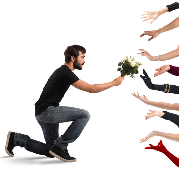 hombre entregando flores a muchas mujeres
 - Foto, imagen