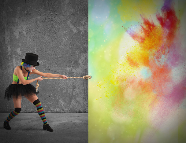 Клоун тягне барвисту стіну
 - Фото, зображення
