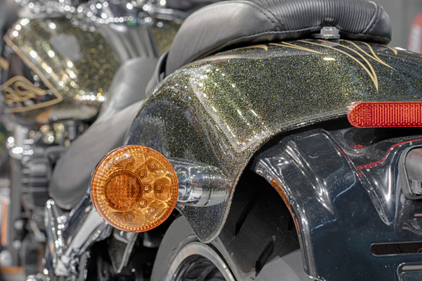 Крупним планом заднє світло мотоцикла, фото в приміщенні
  - Фото, зображення