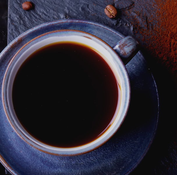 Koffie op een leisteen bord - Foto, afbeelding