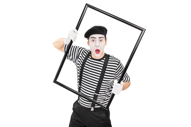 Artista de mimo actuando con un marco de imagen
  - Foto, imagen