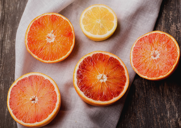 Krvavé pomeranče na rustikální pozadí - Fotografie, Obrázek
