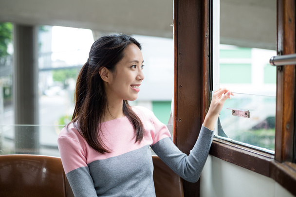Frau in Straßenbahn schaut aus dem Fenster - Foto, Bild
